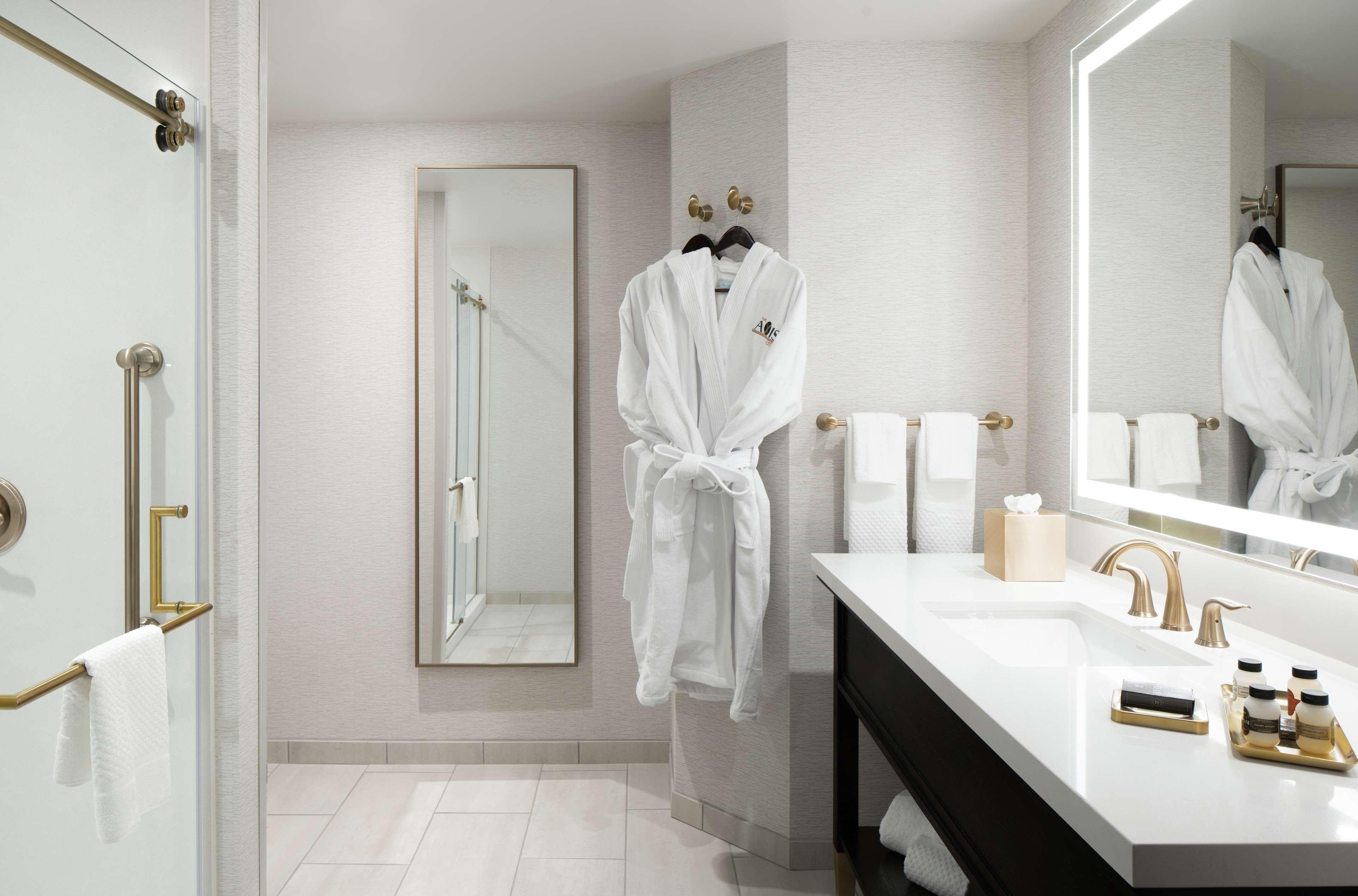 The Axis Moline Hotel, Tapestry Collection By Hilton Exterior photo