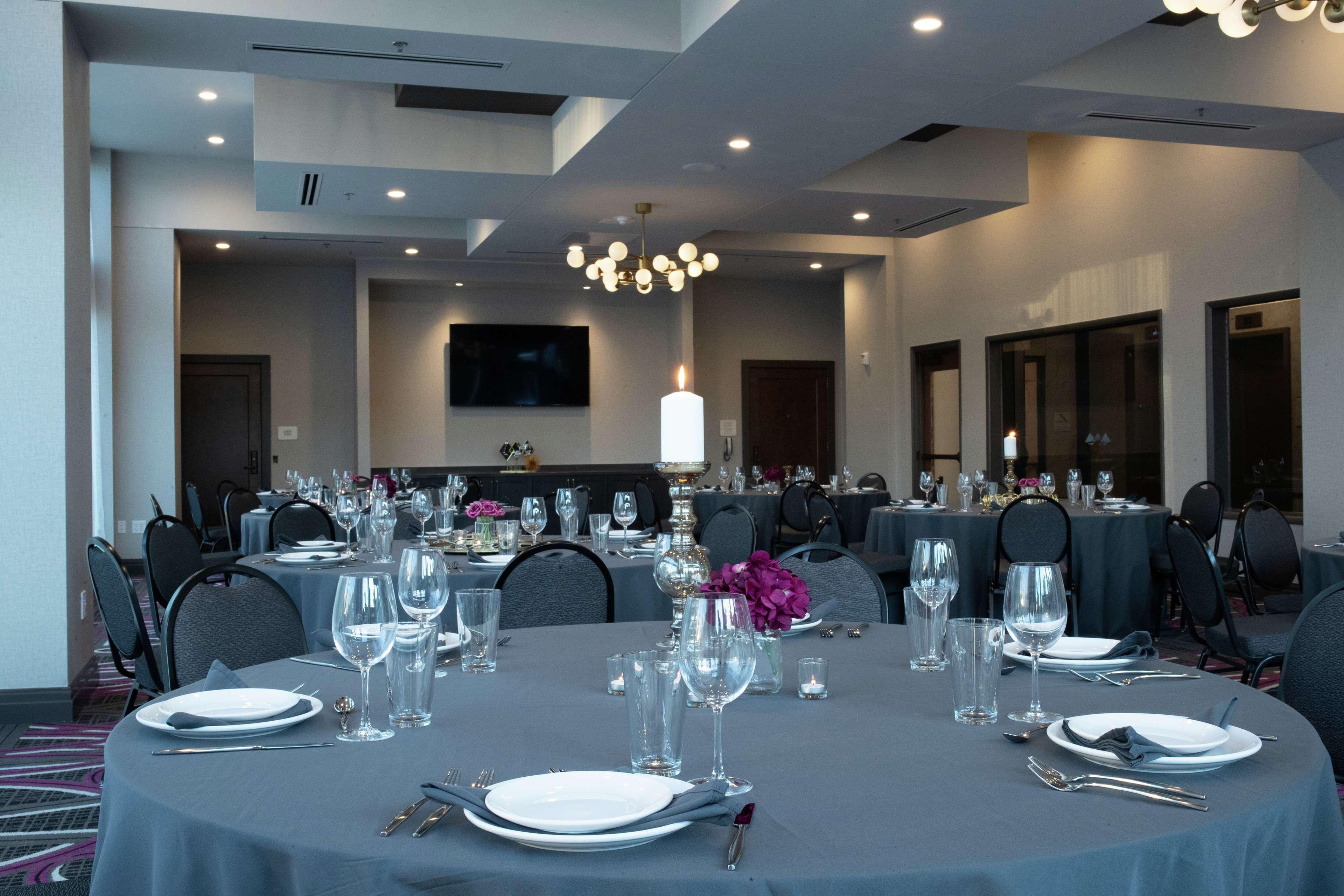The Axis Moline Hotel, Tapestry Collection By Hilton Exterior photo